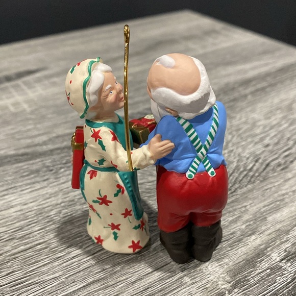 Hallmark | Mr. and Mrs. Claus: Gift Exchange (1992) - Vintage Keepsake Ornament - Picture 12 of 16